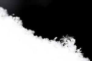 cristaux de neige avec de nombreuses branches sur fond noir photo