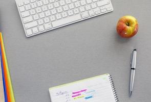 espace de travail de bureau sur un bureau gris avec pomme rouge