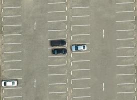 vue depuis un drone au-dessus de parkings vides, vue aérienne photo