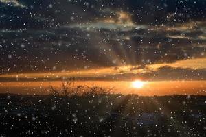 coucher de soleil dans la tempête de neige photo