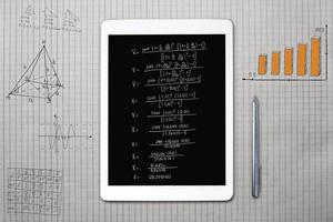 tablette et croquis mathématiques sur une feuille de carré