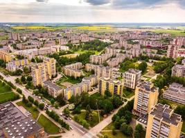 panorama du quartier des bâtiments de la ville de siauliai du sud en lituanie.transport dans les pays de l'union post-soviétique photo