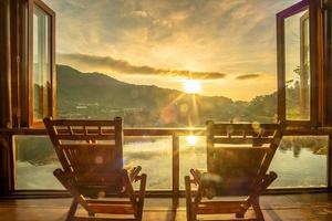 vue sur le lac au café au lever du soleil du matin, village ban rak thai, point de repère et populaire pour les attractions touristiques, province de mae hong son, thaïlande. notion de voyage photo