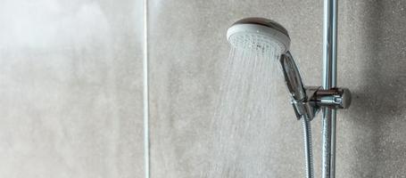 pommeau de douche avec fond de mur dans la salle de bain moderne photo