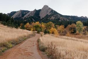 chemin vers les montagnes photo