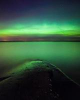 aurores boréales sur le lac en finlande photo