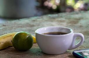 une tasse de café et des fruits.2 photo