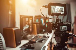 film de caméra sur le trépied dans le studio photo