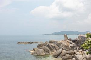 paysage marin avec rochers au premier plan et ciel en arrière-plan. décor naturel thérapeutique donne une sensation de détente. à koh samui, province de surat thani, thaïlande photo