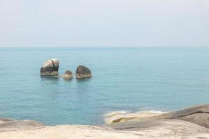 paysage marin avec rochers au premier plan et ciel en arrière-plan. décor naturel thérapeutique donne une sensation de détente. à koh samui, province de surat thani, thaïlande photo