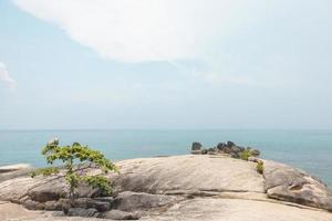 paysage marin avec rochers au premier plan et ciel en arrière-plan. décor naturel thérapeutique donne une sensation de détente. à koh samui, province de surat thani, thaïlande photo