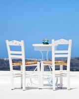 deux chaises blanches à santorin photo