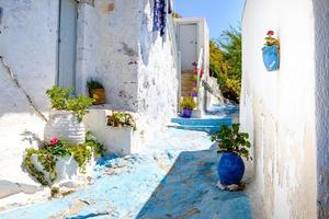 belle rue dans le vieux village cycladique grec traditionnel plaka photo