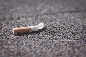 seul mégot de cigarette dans la rue photo