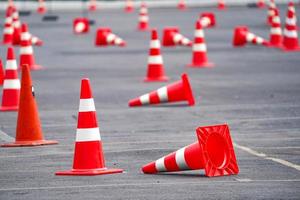des cônes de signalisation sont disposés sur la route d'essai. photo