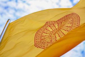 le drapeau du bouddhisme souffle dans le ciel. photo