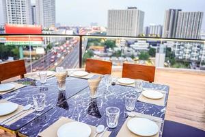 dîner privé de luxe sur le toit à bangkok, thaïlande photo