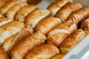 pain frais fait maison sur le plateau prêt à vendre pour le petit déjeuner le matin. photo