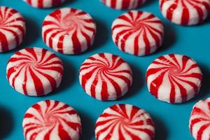 bonbons sucrés à la menthe poivrée rouge et blanc photo