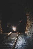 lampe de poche dans un tunnel ferroviaire photo