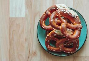 vue de dessus des bretzels sur une assiette avec espace de copie photo