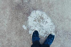 vue à la première personne des pieds le long de la glace ou de la neige photo