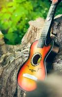 guitare acoustique en bois à l'extérieur photo