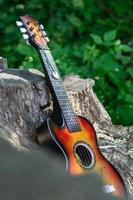 guitare acoustique en bois à l'extérieur photo