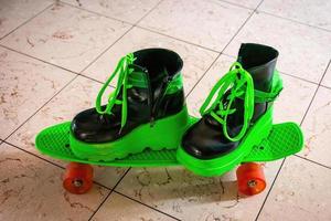 chaussures vertes sur une planche à roulettes photo