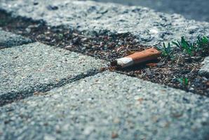 cigarette sur le trottoir photo