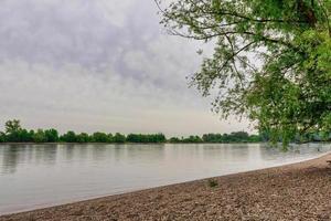 pierres au bord du lac photo