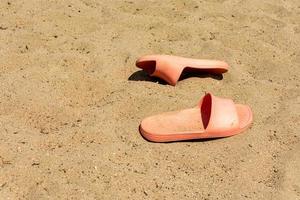 sandales dans le sable sur la plage photo