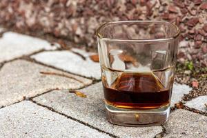 verre de whisky dans une rue photo