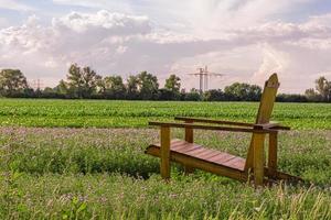 fauteuil en bois à l'extérieur dans un champ agricole photo