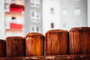 une clôture en bois devant un gratte-ciel photo