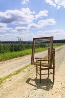 chaise avec cadre photo dans la nature iii