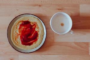 crêpe fraîchement préparée avec café cappuccino photo