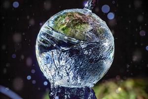 une boule de verre sur laquelle coule de l'eau photo