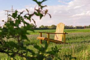 fauteuil en bois à l'extérieur dans un champ agricole photo