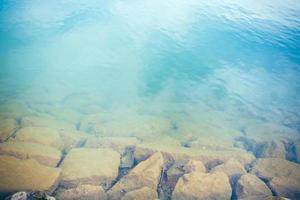 de l'eau avec des cailloux photo