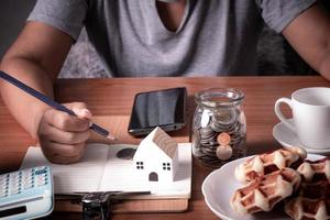 employé de bureau en milieu de travail qui termine le projet. stress au travail. démarrer une entreprise finance café gaufre.concept de travail financier photo