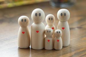 figures en bois des membres de la famille, symbole de la relation familiale, famille heureuse photo