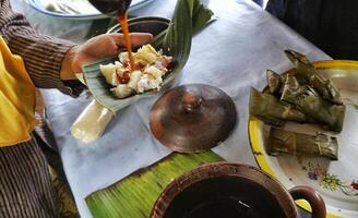 wonosobo, indonésie, 12 décembre 2019 . une vieille femme qui vend de la nourriture aux consommateurs, il vend de la nourriture traditionnelle photo