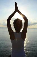 Yoga méditation femme saine au lever du soleil bord de mer