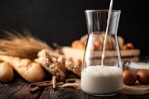 verser le lait dans une bouteille en verre posée sur le sac photo