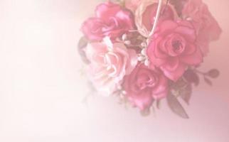 fond de fleurs roses floues et filtrées photo