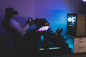 une femme joueuse conduit dans un rack de simulation haut de gamme photo