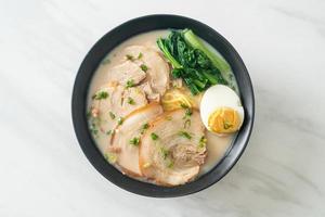 nouilles ramen dans une soupe d'os de porc avec du porc rôti et des œufs photo