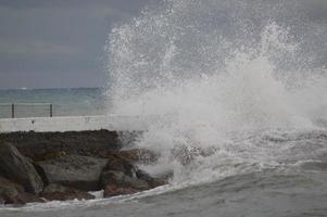 un gros plan de mer orageuse photo