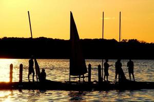 les marins profitent du coucher de soleil sur le lac mendota